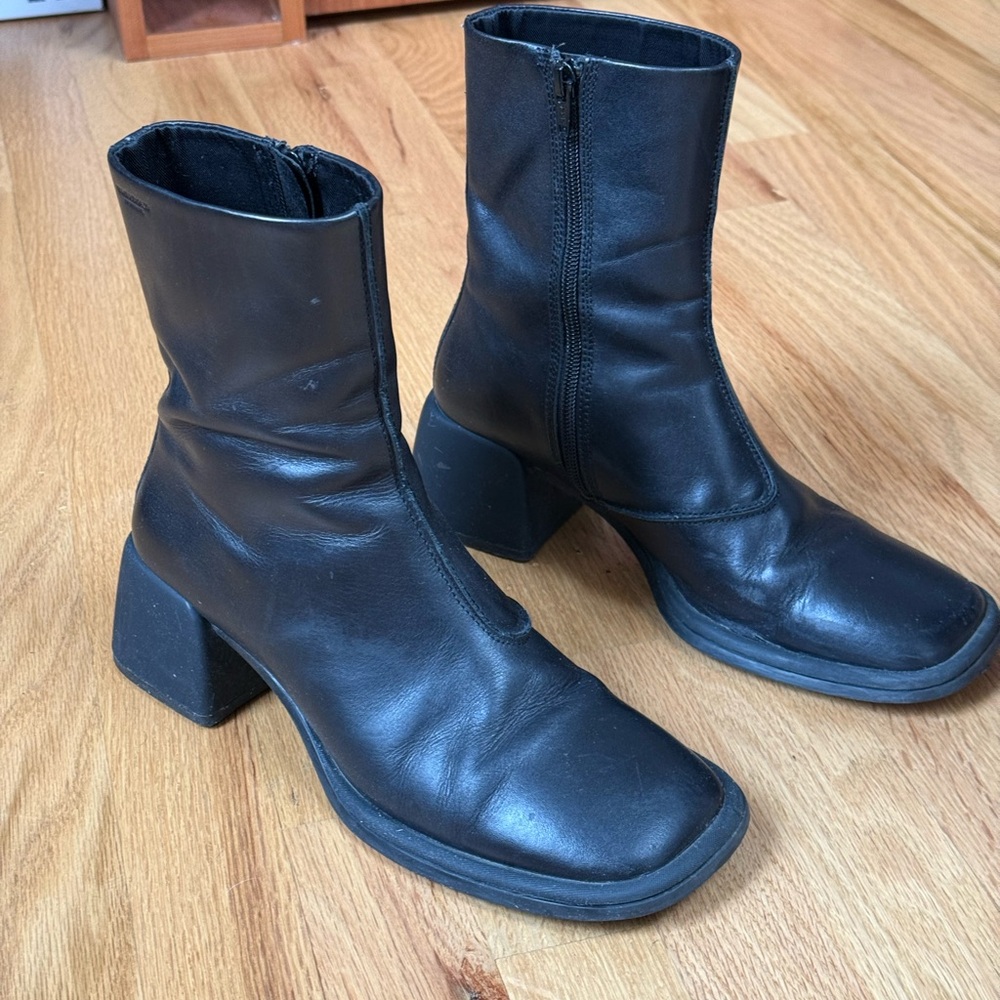 Vagabond black leather boot